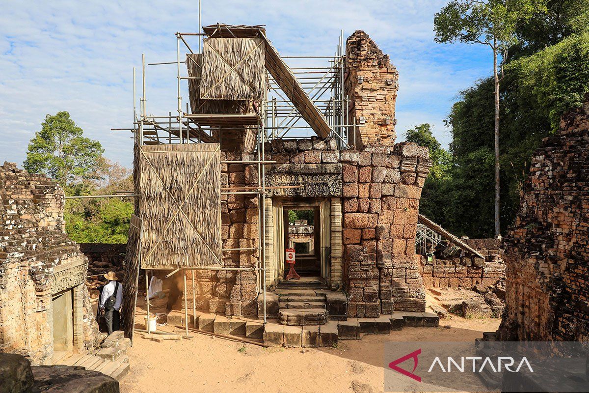 Intip pemugaran gerbang utara Kuil Mebon Timur di Siem Reap, Kamboja