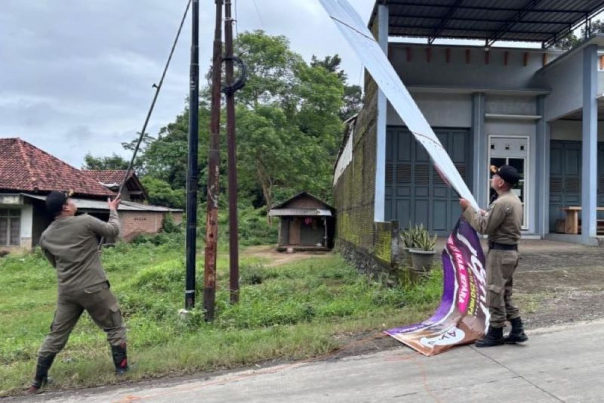 Satpol PP Jepara gencar berantas spanduk liar