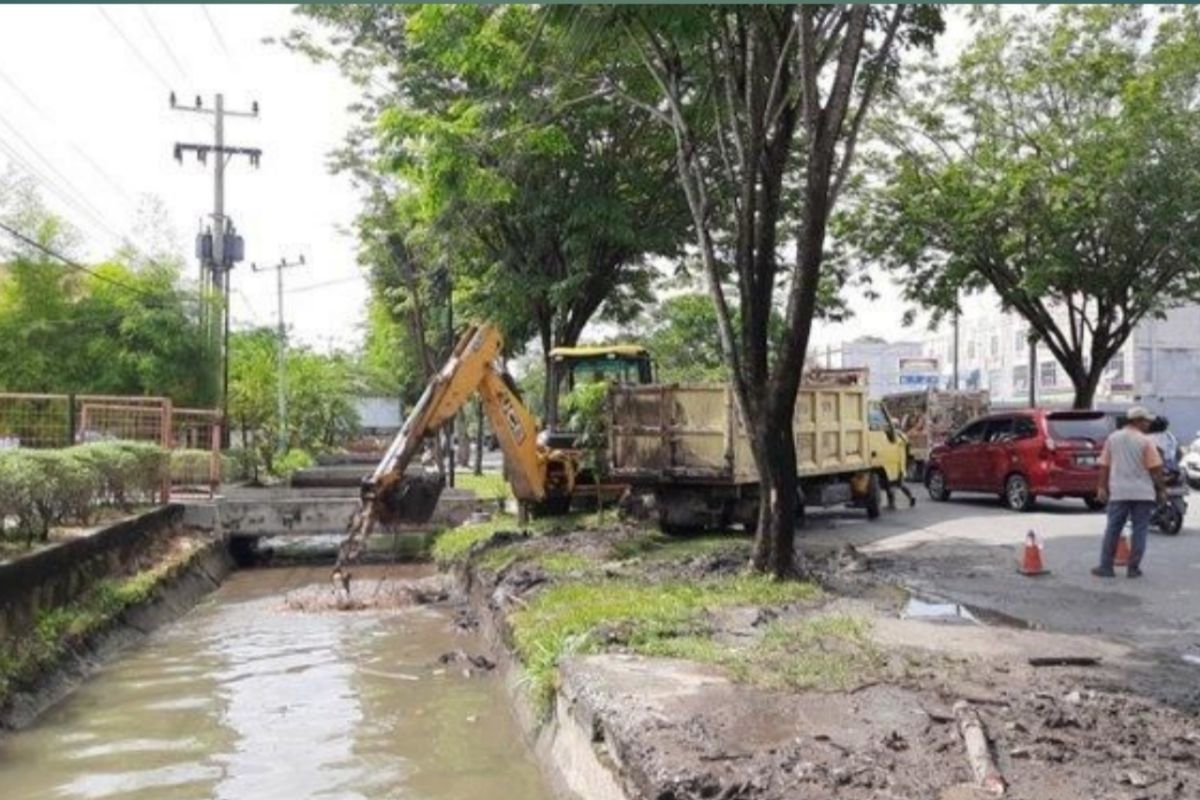 Keruk 900 km parit, Pemkot Pekanbaru baru rekrut 10 pekerja tiap kecamatan
