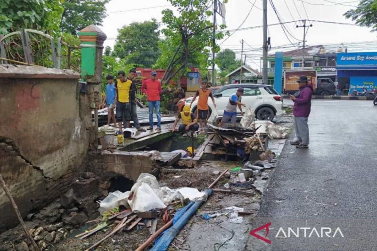 Lapak ternak 34 tahun di trotoar Makassar ditertibkan