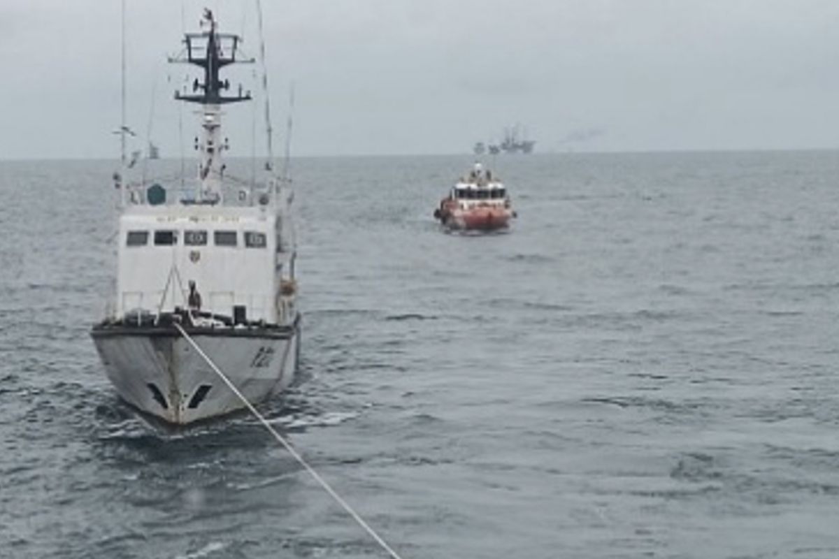 Pertamina halau tongkang hanyut dan hindari insiden laut