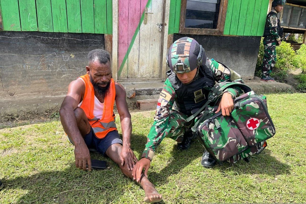 Satgas Yonif 511/DY beri layanan kesehatan keliling bagi warga Pirime