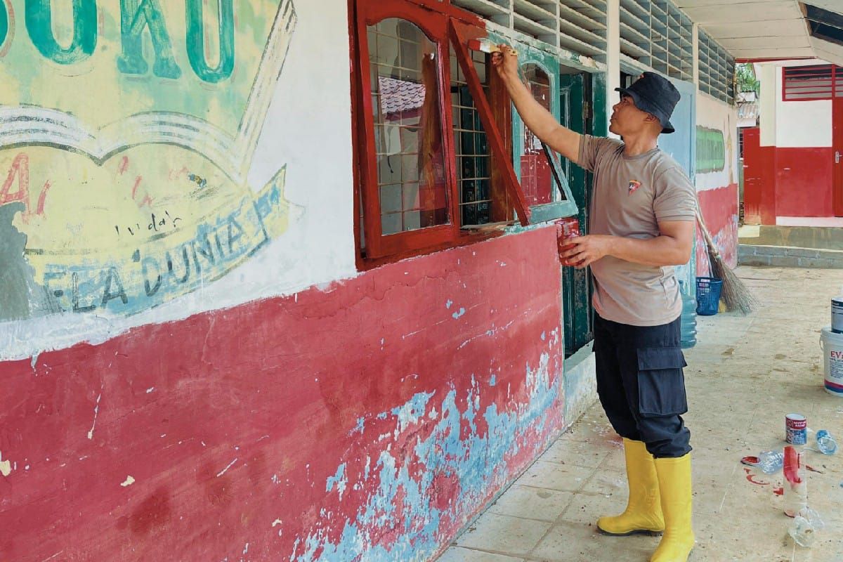 Brimob perbaiki bangunan SD Tapanuli Tengah pulihkan aktivitas belajar