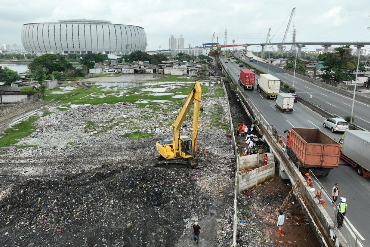 Jakut bersihkan sampah di kolong Tol Wiyoto Wiyono
