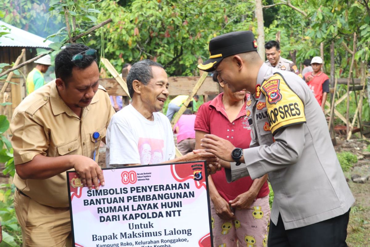 Polda NTT menyalurkan bantuan rumah layak huni ke warga Manggarai Timur