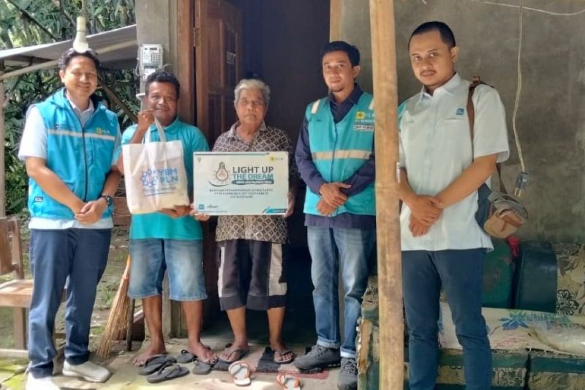 Sutarto kini menikmati listrik mandiri melalui Program Sambung Listrik Gratis PLN