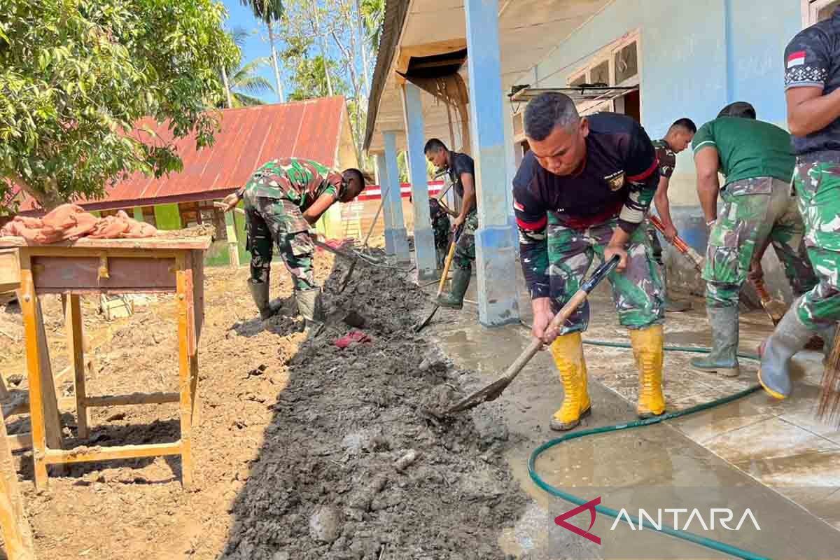 TNI bersihkan sekolah percepat pemulihan pascabencana di Aceh Tengah