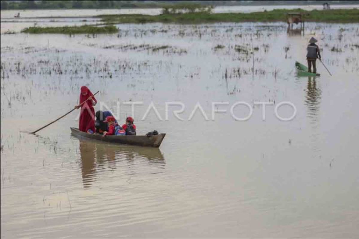 FOTO - Siswa di Makassar gunakan sampan ke sekolah akibat banjir