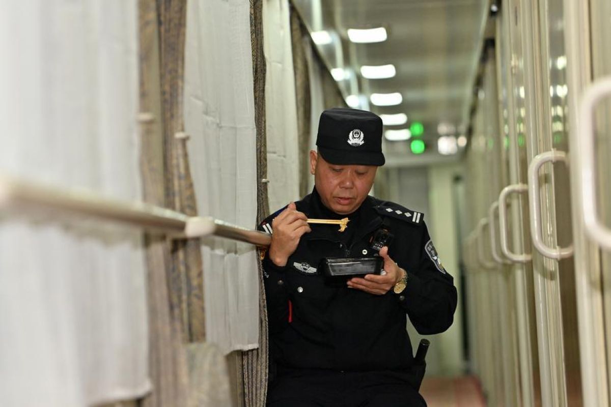 Kisah polisi kereta jaga penumpang internasional saat mudik Imlek