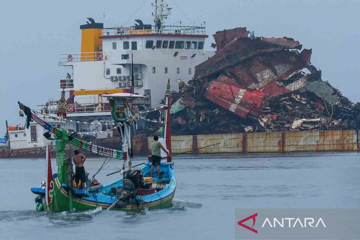 Pengangkatan bangkai KMP Tunu Pratama Jaya