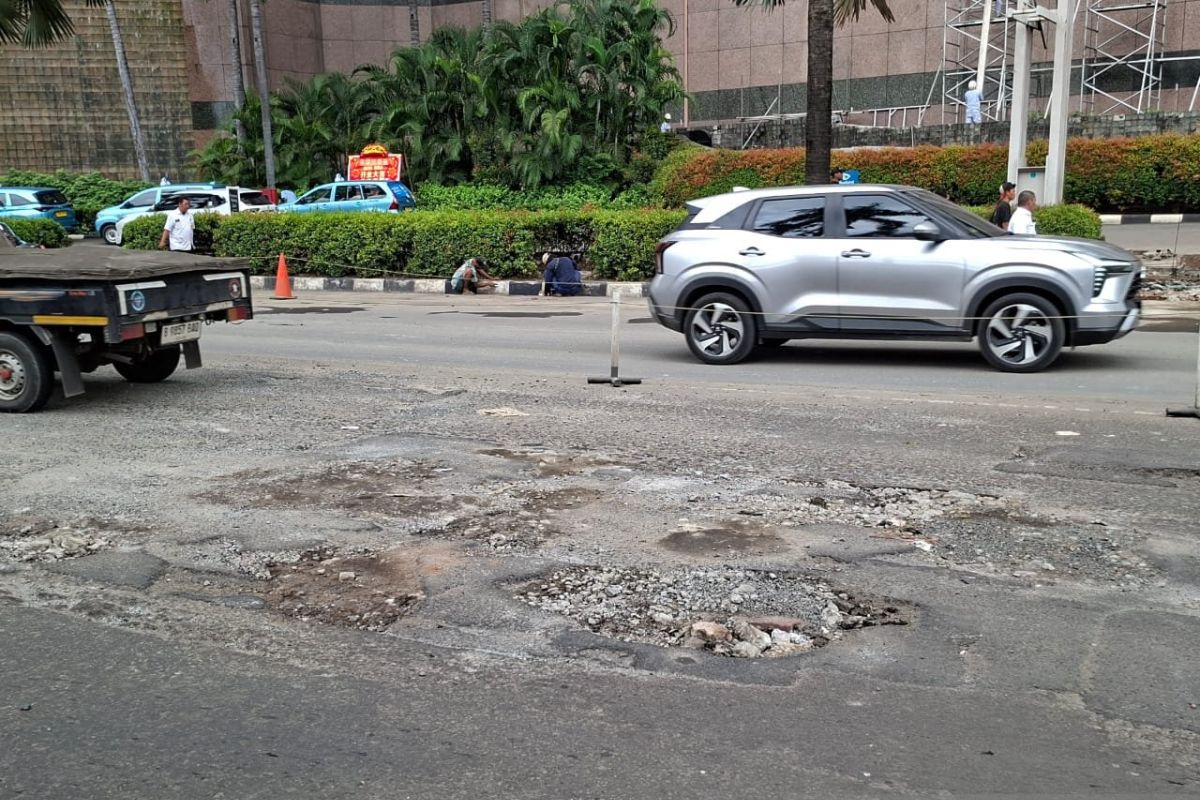 Jalan depan Taman Anggrek rusak, pengembang diminta segera perbaiki