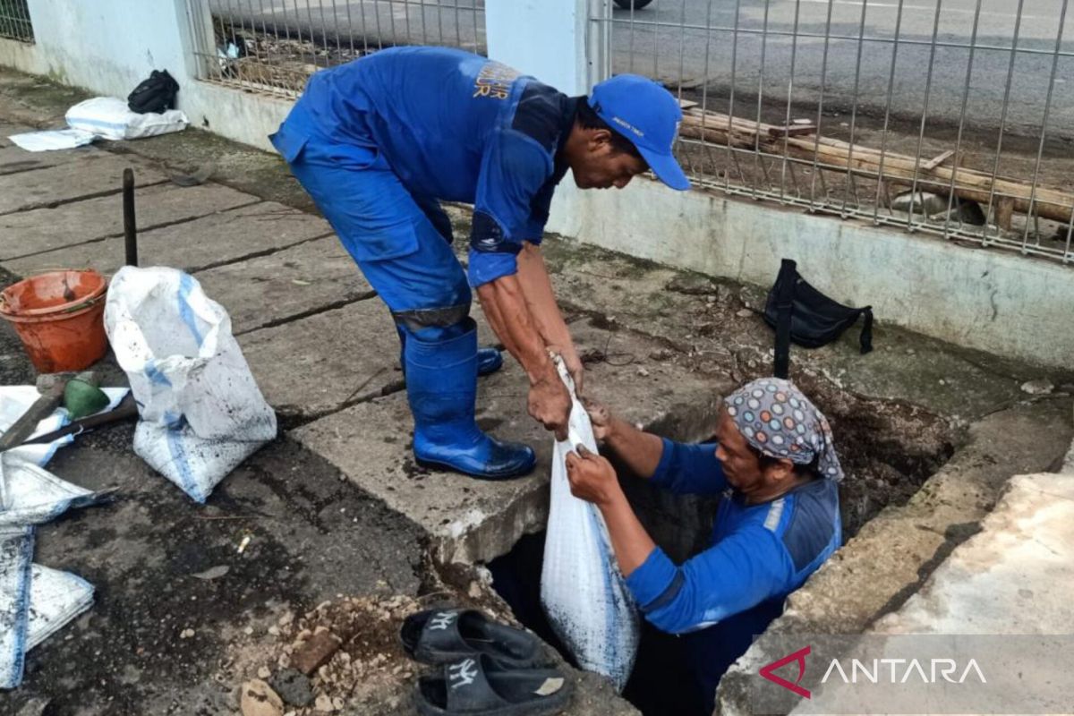Rawan banjir, saluran air di Kebon Pala dikeruk