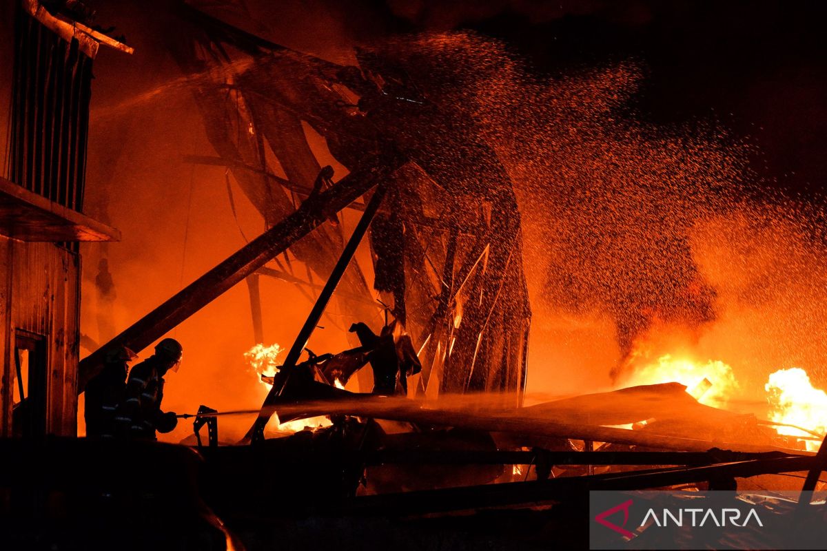 Delapan mobil damkar dikerahkan! pabrik cat di Tangerang terbakar hebat