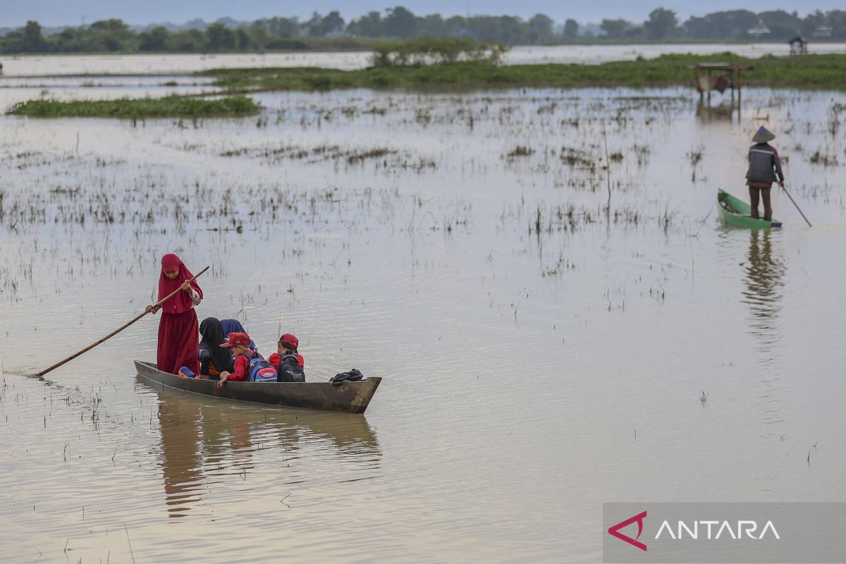 Terisolasi banjir! perjuangan siswa di Kajejeng dayung sampan lewati sawah demi bisa belajar