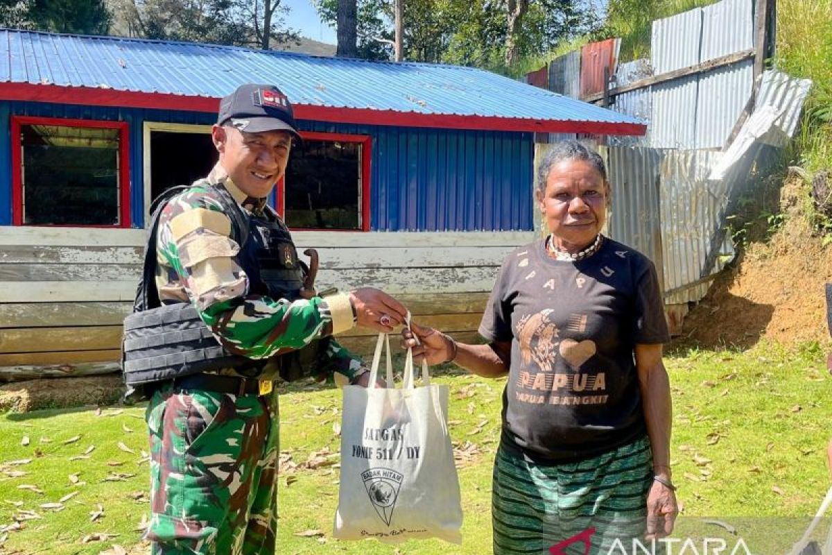 Satgas Yonif 511/DY salurkan paket bahan pokok kepada warga Tiom Lanny Jaya