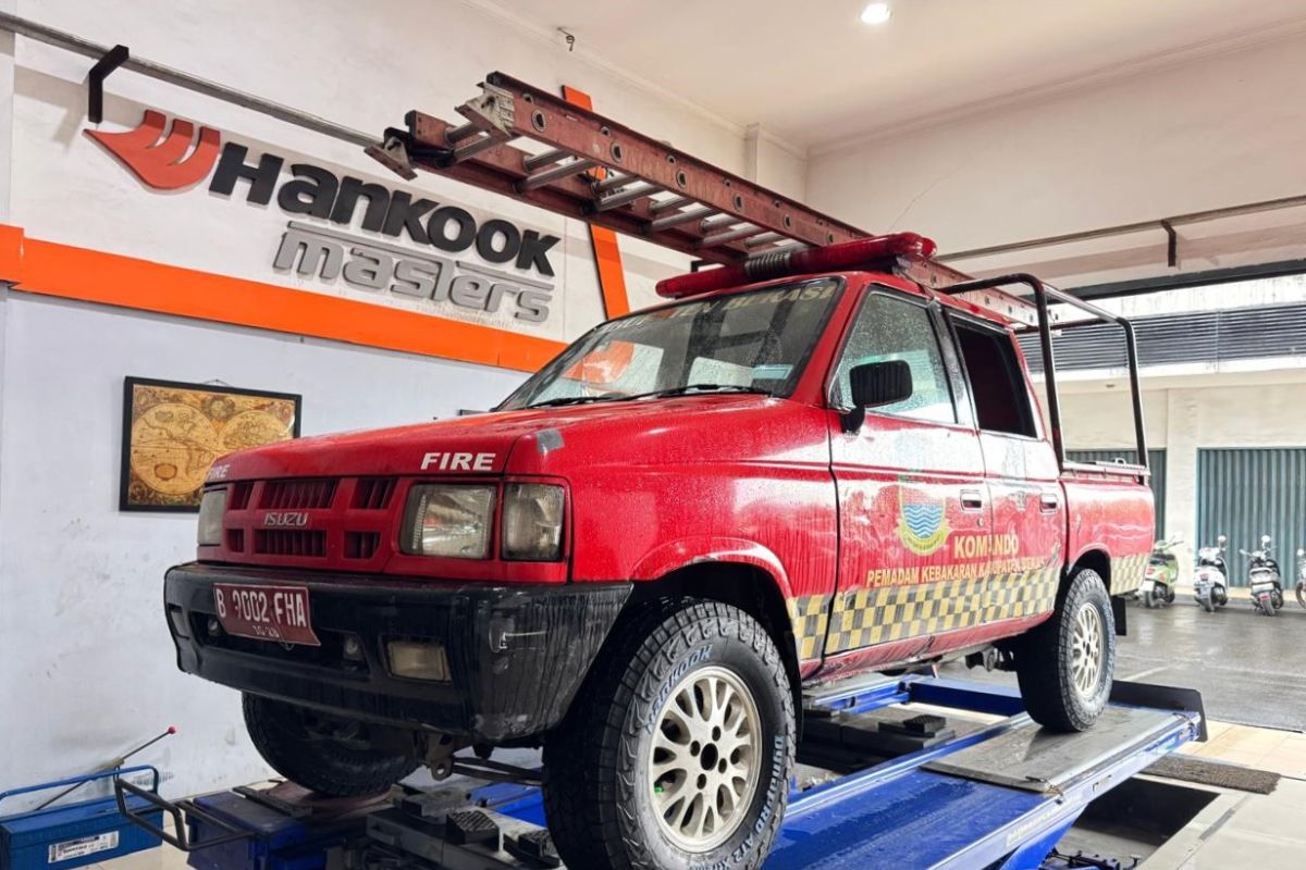 Perkuat kesiapan armada, Damkar Kab Bekasi terima bantuan ban Hankook