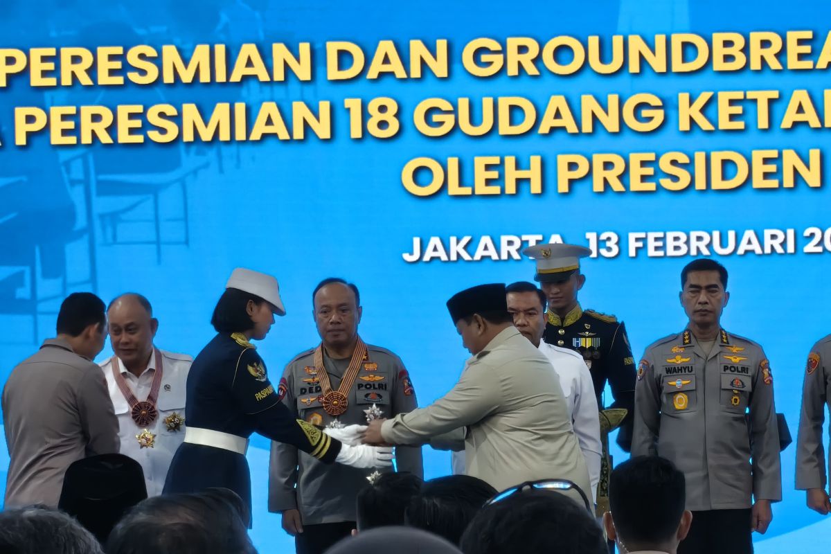 Prabowo anugerahi Dadan Hindayana dan perwira Polri bintang jasa