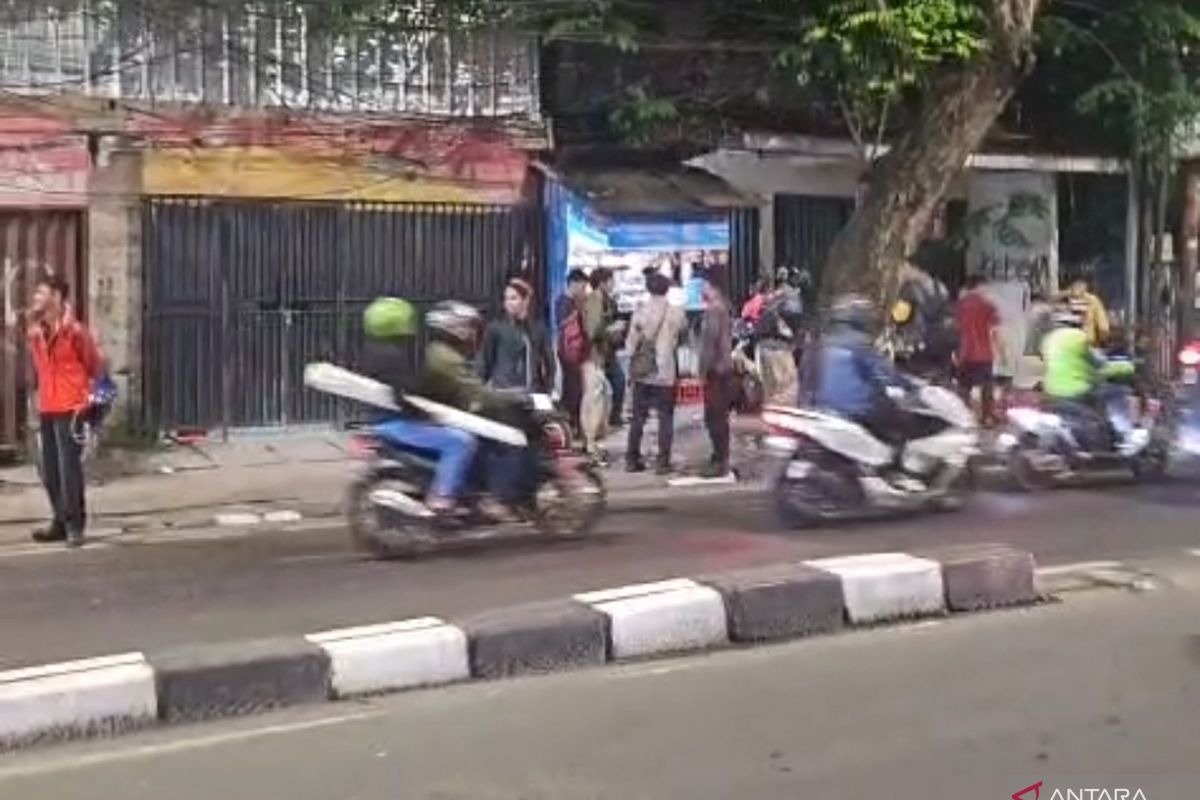 Oli angkot mogok tumpah ke jalan di Palmerah, pemotor jatuh beruntun