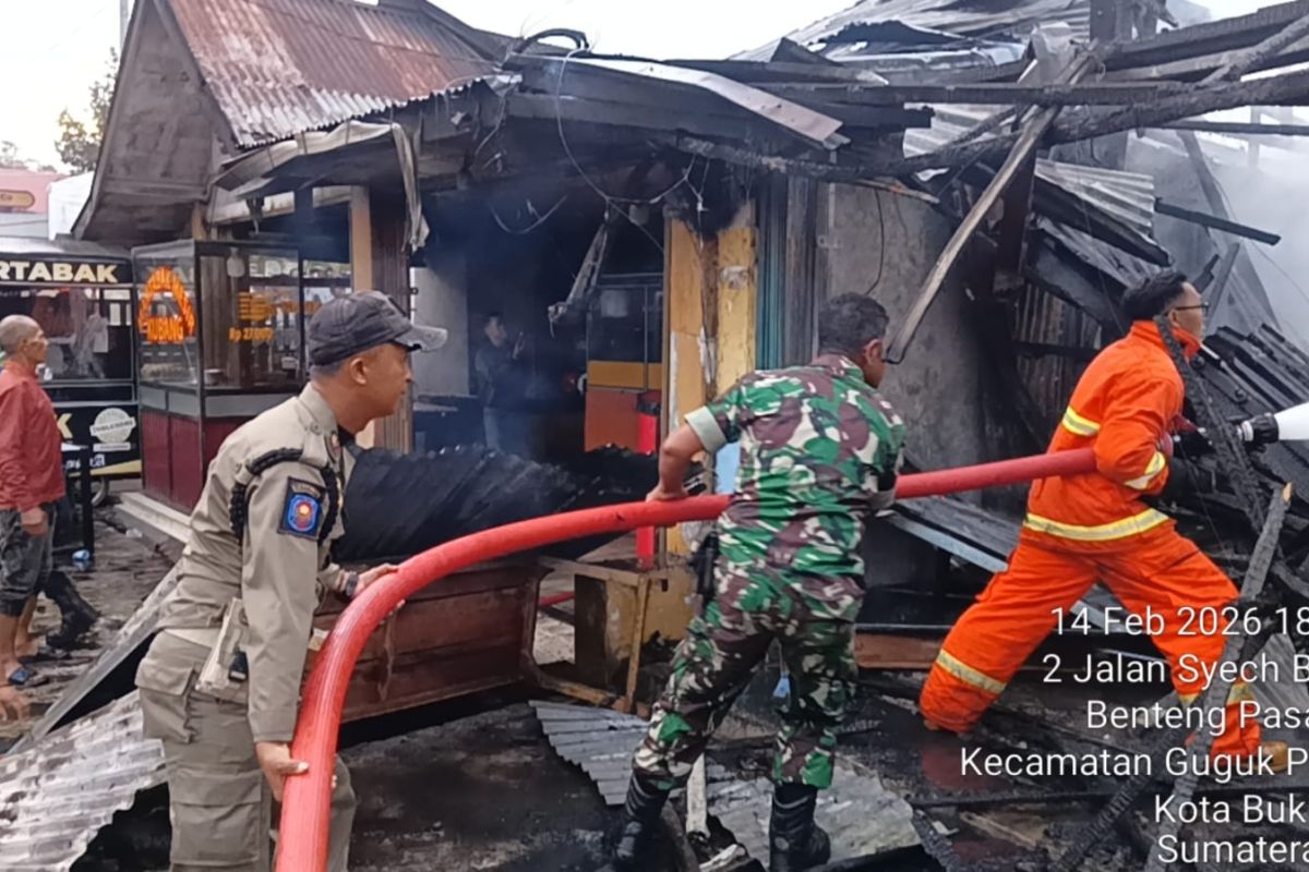 Tiga warung di sisi Stasiun Lambuang kawasan Tugu Polwan Bukittinggi habis terbakar