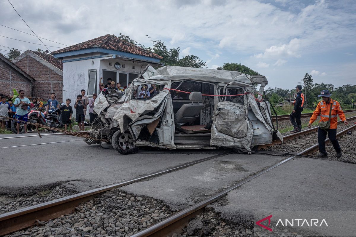 Mobil tertabrak kereta api di Demak menyebabkan pengemudi meninggal