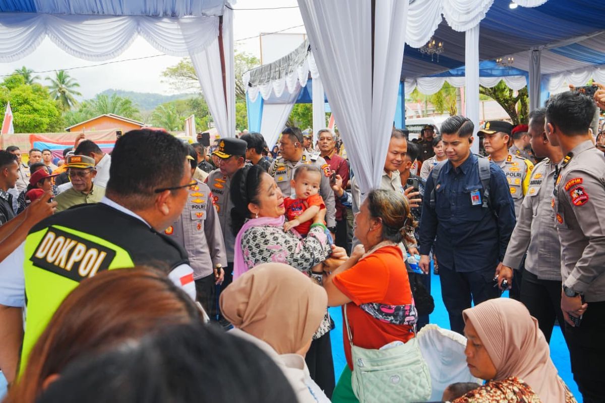 Titiek Soeharto puji Polri beri bantuan korban bencana di Tapteng