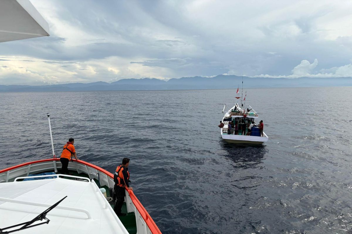 Tim SAR cari dua korban kapal tenggelam di perairan Selat Makassar