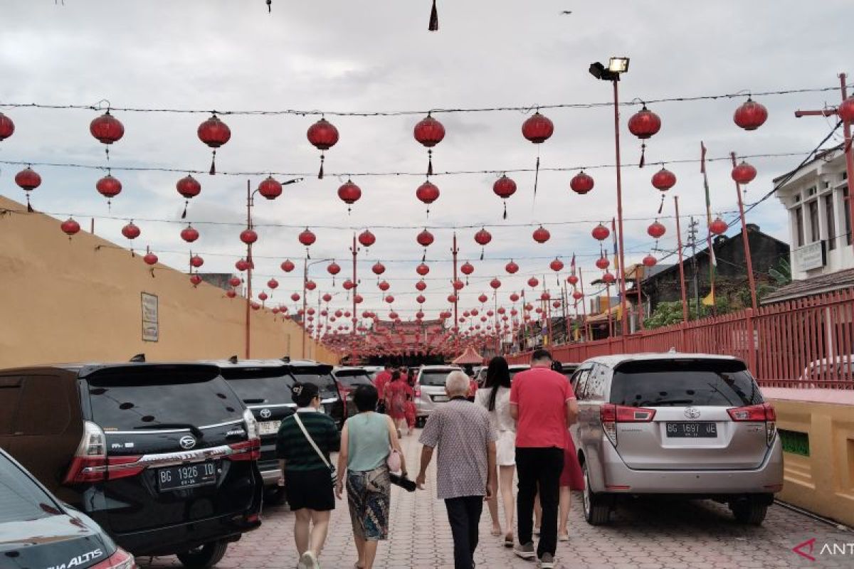 Kelenteng tertua di Palembang pasang ribuan lampion rayakan Imlek