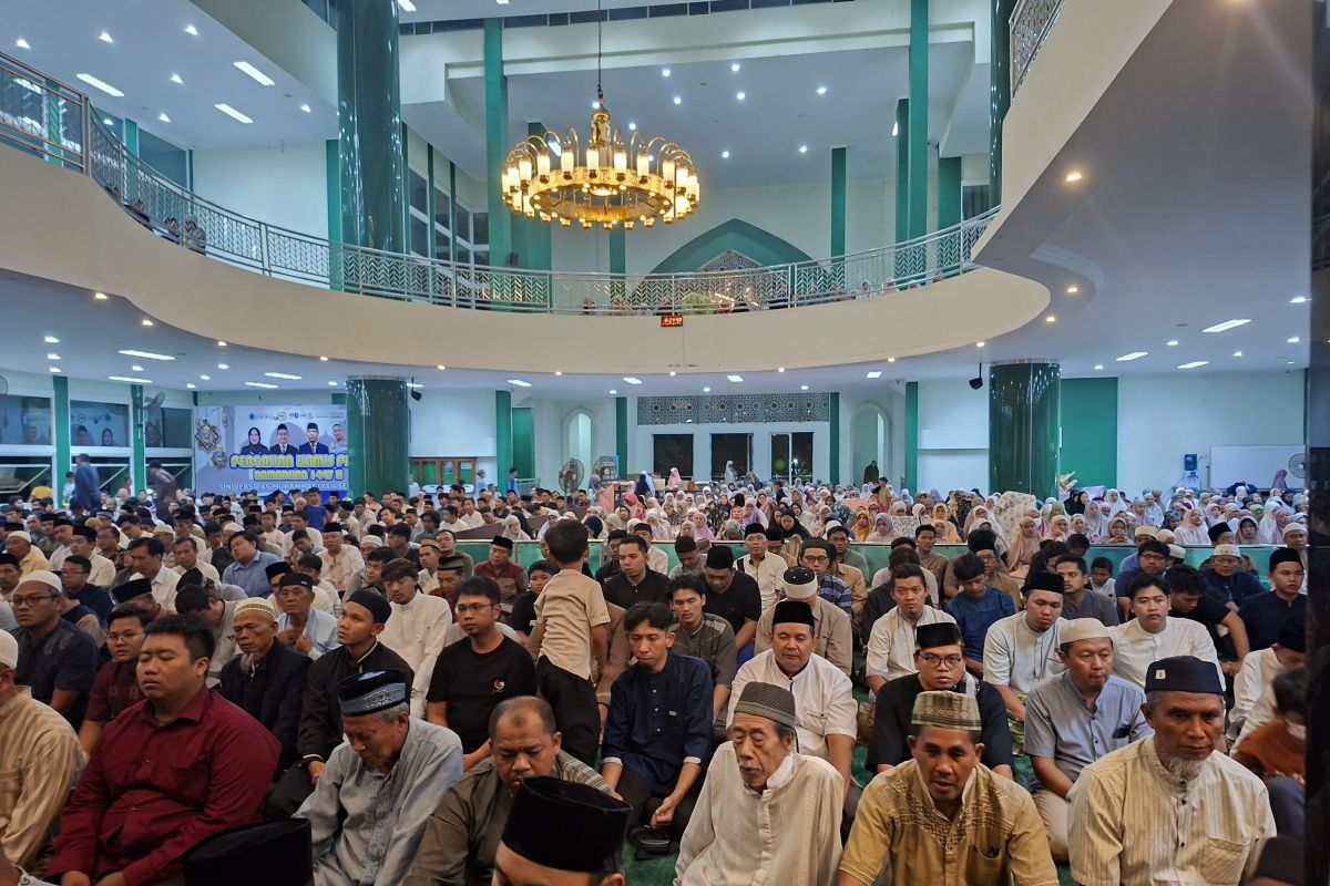 Ratusan umat Muslim di Semarang Shalat Tarawih perdana di Unimus