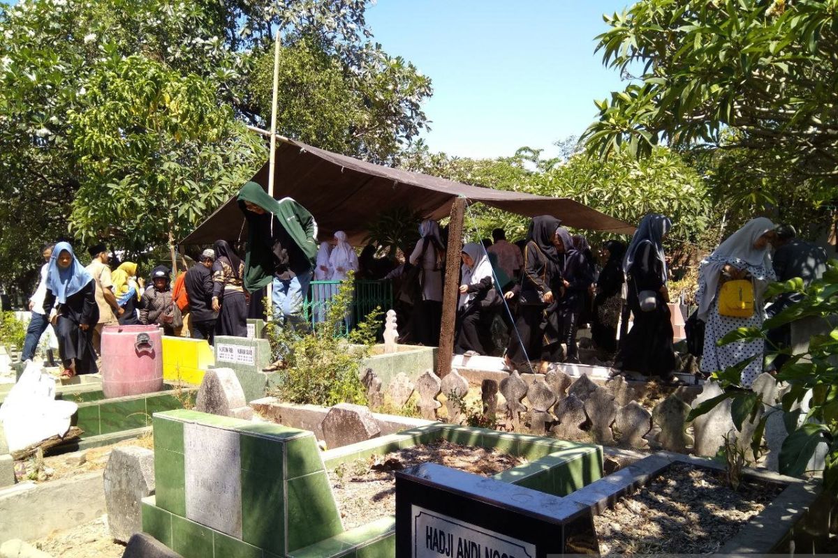 Tradisi ziarah kubur jelang Ramadan beri dampak positif penjual bunga