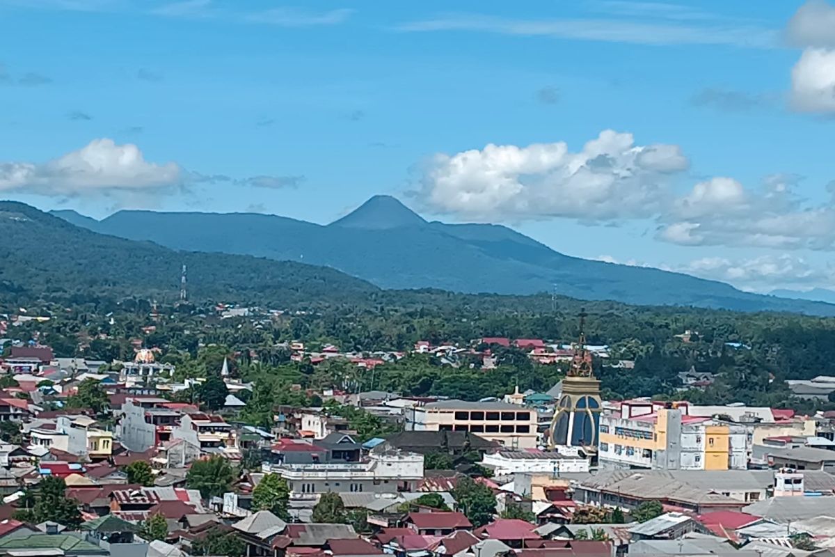 Badan Geologi: Waspada lontaran dan guguran lava Gunung Soputan Sulut