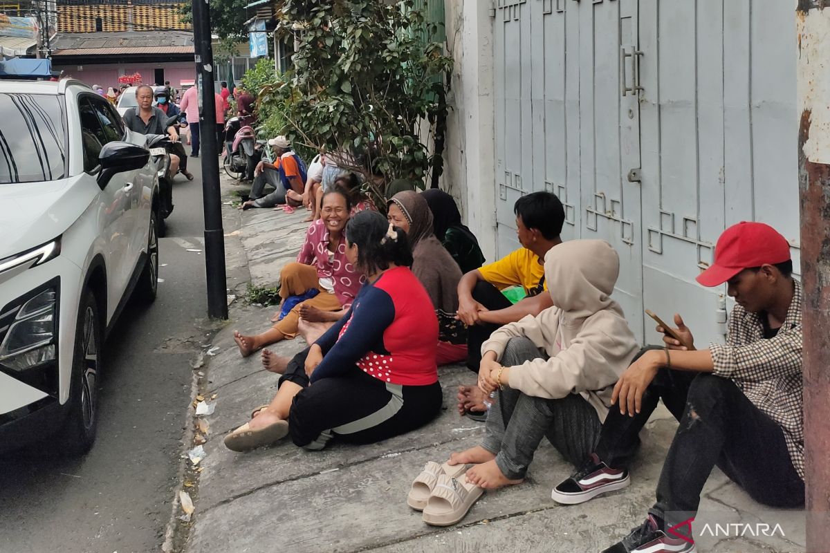 Petugas kewalahan tertibkan PPKS di depan Vihara Dharma Bakti