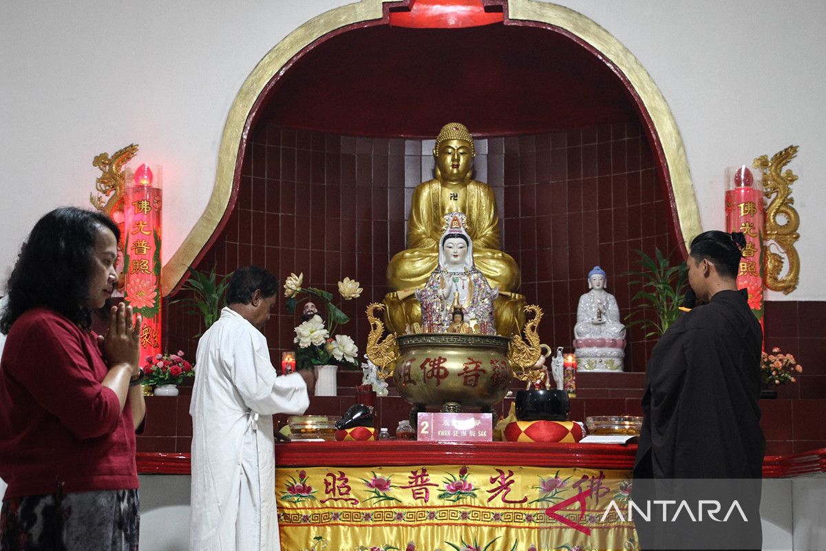 Sembahyang malam pergantian Tahun Baru Imlek di Palangka Raya