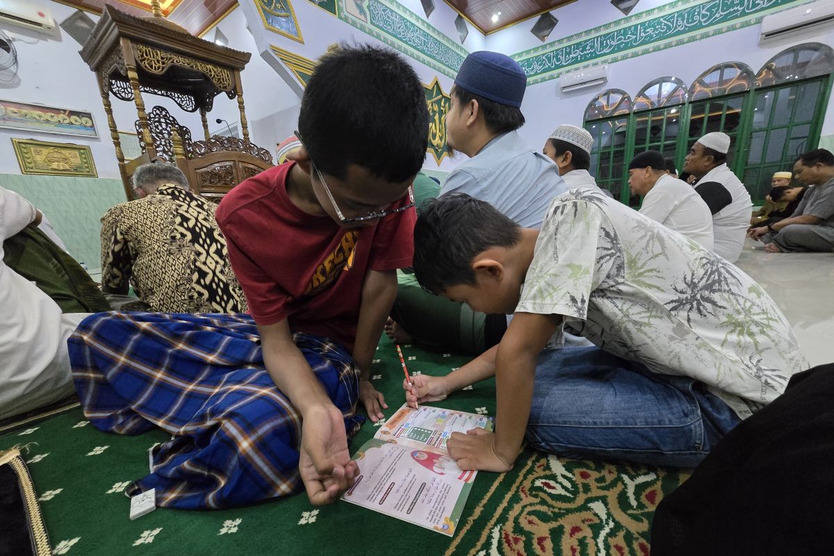 Tarawih pertama di Makassar disambut hujan deras