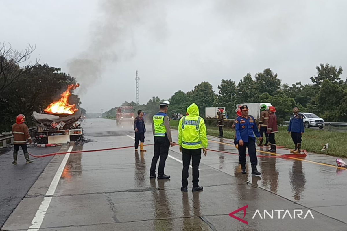 Arus lalu lintas di KM 185 Tol Cipali normal usai truk tangki terbakar