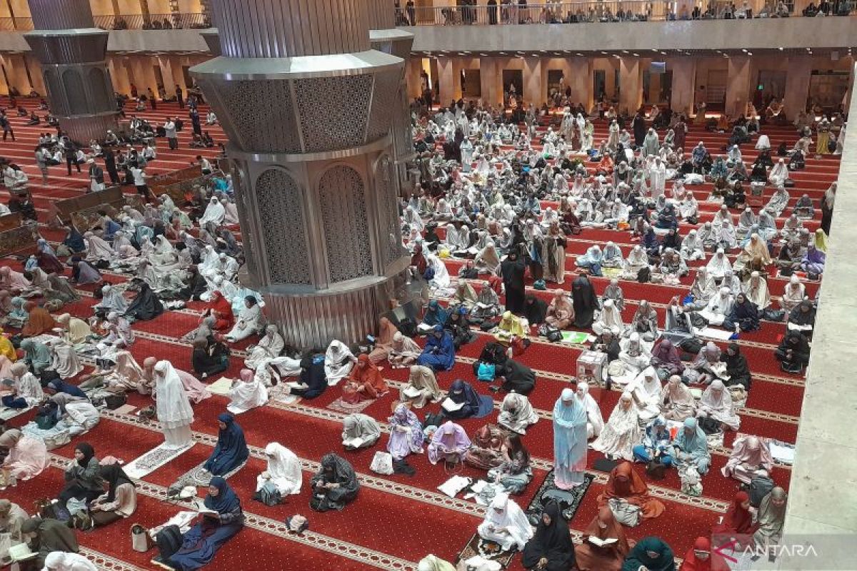 Jamaah berbondong-bondong tarawih pertama Ramadhan di Masjid Istiqlal