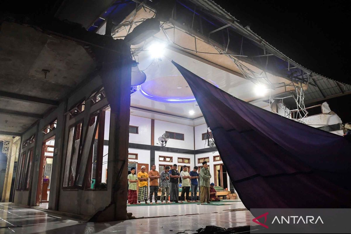 Warga penyintas bencana di Tapanuli Selatan gelar shalat tarawih pertama Ramadhan