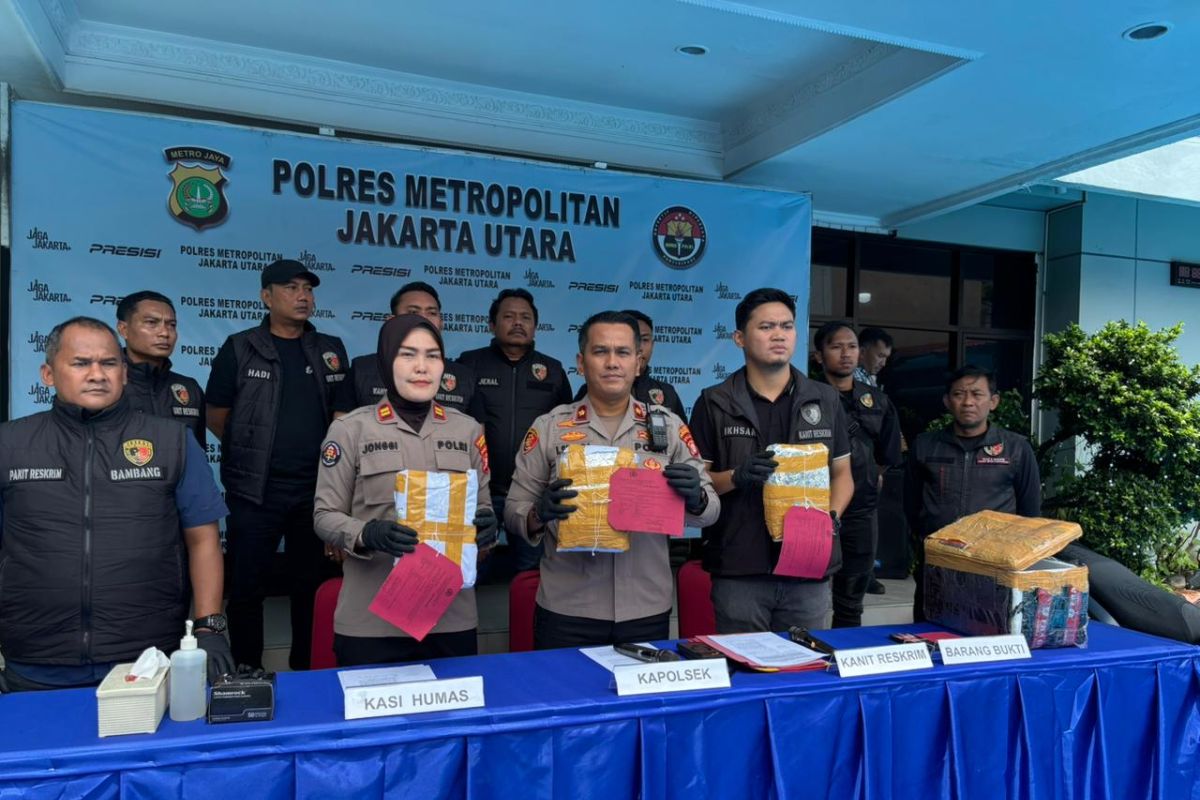 Polisi tangkap kurir narkoba di kantor ekspedisi Cipinang Jaktim