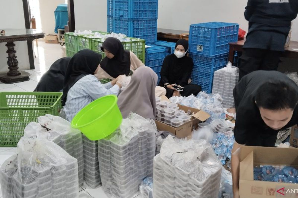 Masjid Agung Palembang bagikan 600 porsi takjil per hari