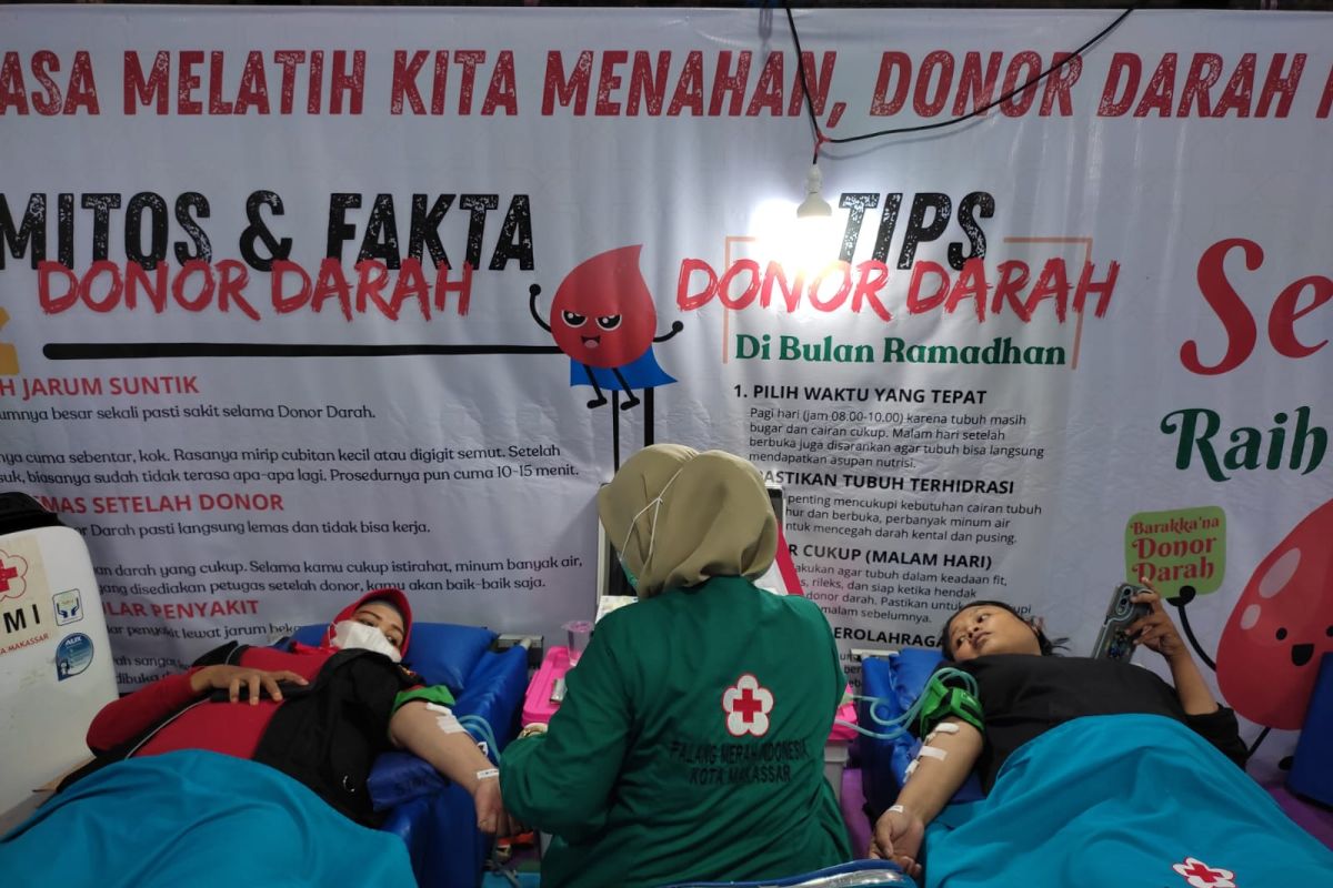 PMI membuka gerai donor darah Ramadhan di Masjid Almarkaz Makassar
