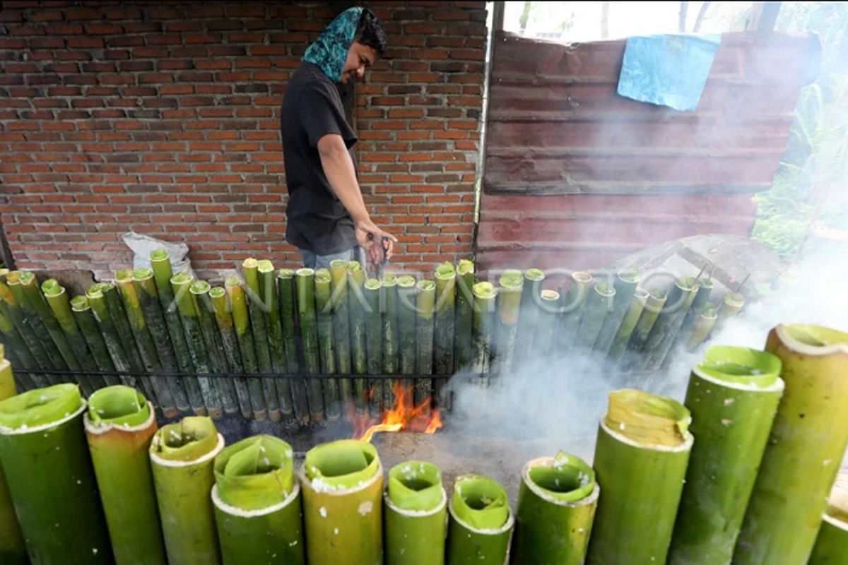 FOTO - Menu berbuka puasa lemang bambu