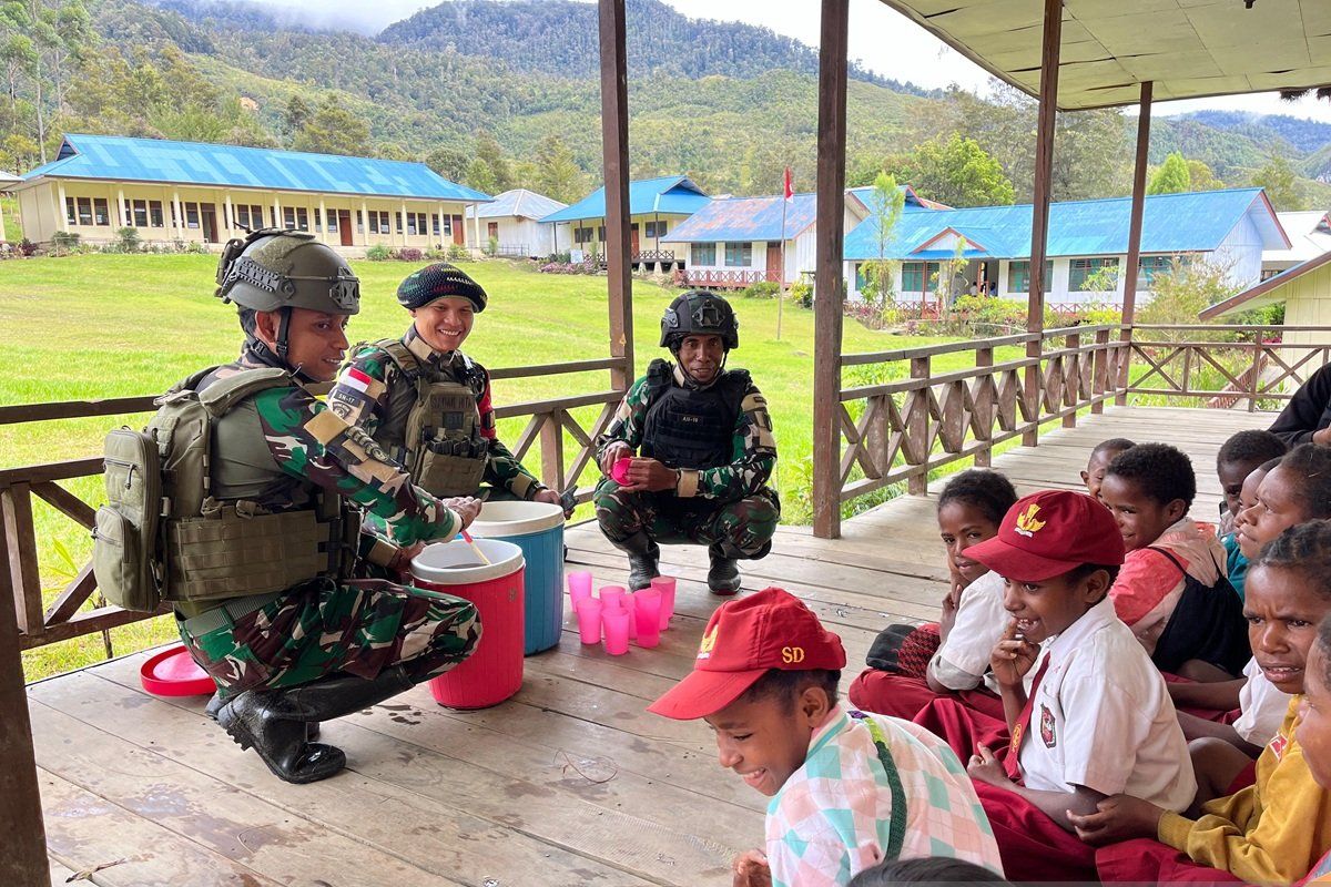 Satgas Yonif 511/DY bagi bubur kacang ke siswa SD Malagai Lanny Jaya
