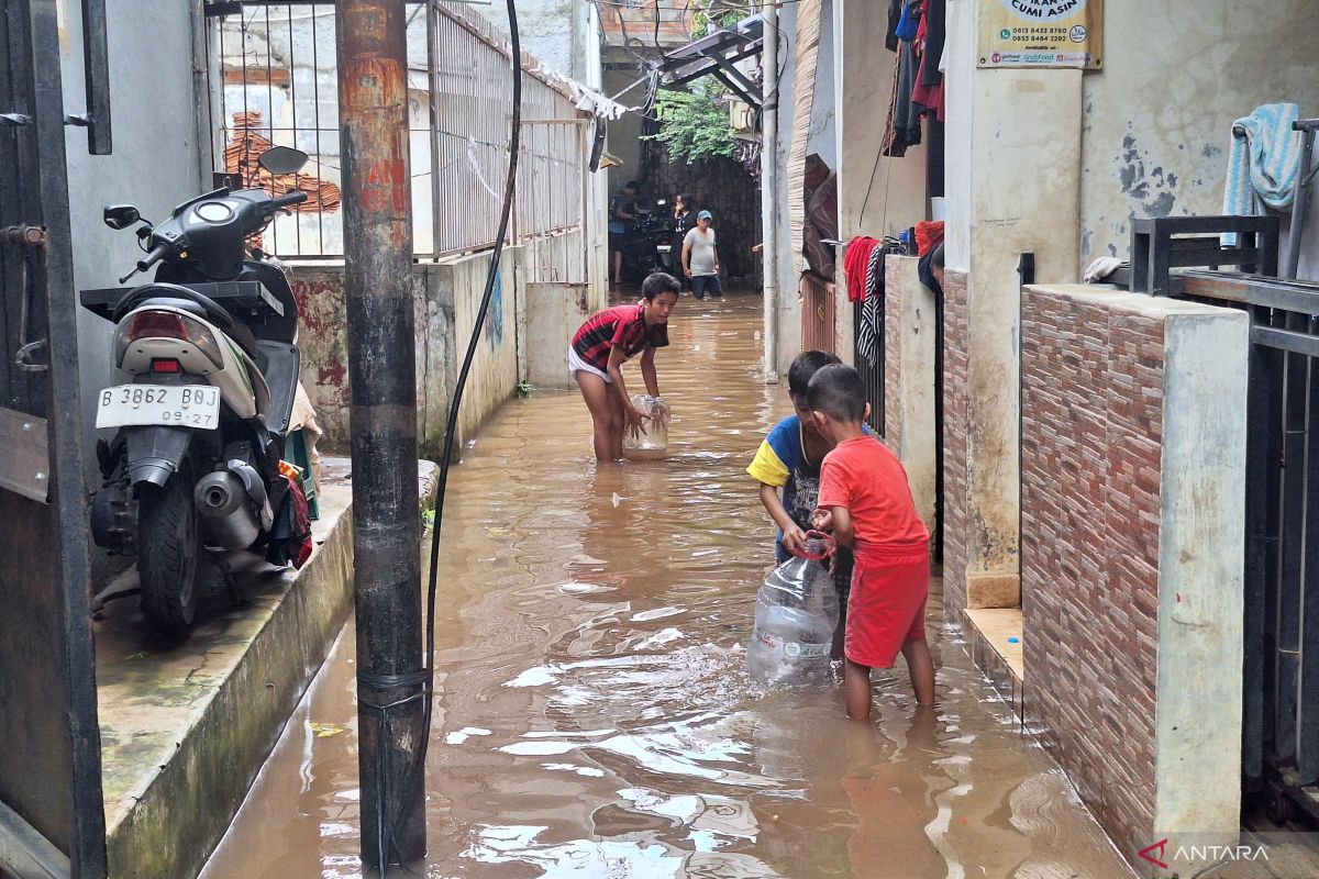 Banjir masih genangi 11 RT di Jaksel, ketinggian capai 1,3 meter