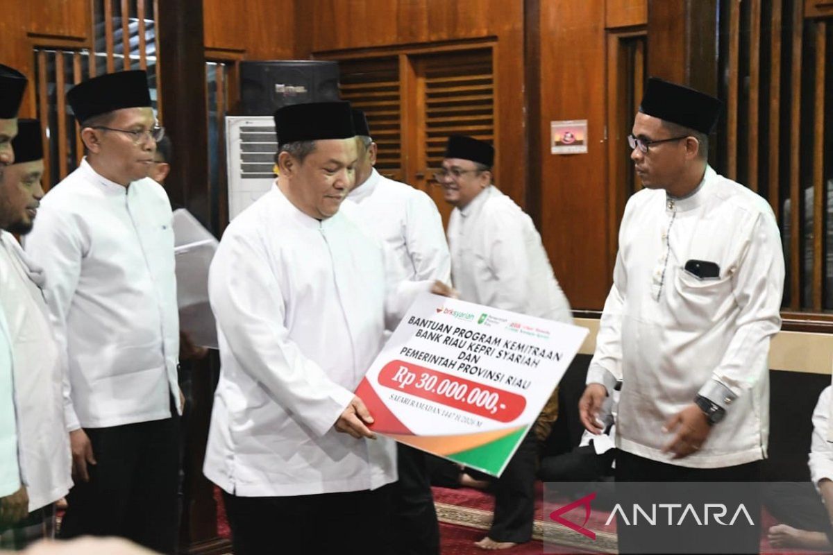 Safari Ramadan di Rohul, Plt Gubri Serahkan Bantuan CSR BRK Syariah