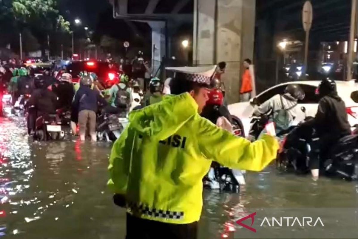 Lalin depan Pemkot Jakbar macet total imbas banjir di kolong ring road