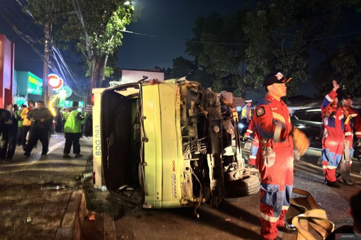Mobil boks tabrak Ford dan lukai satu orang