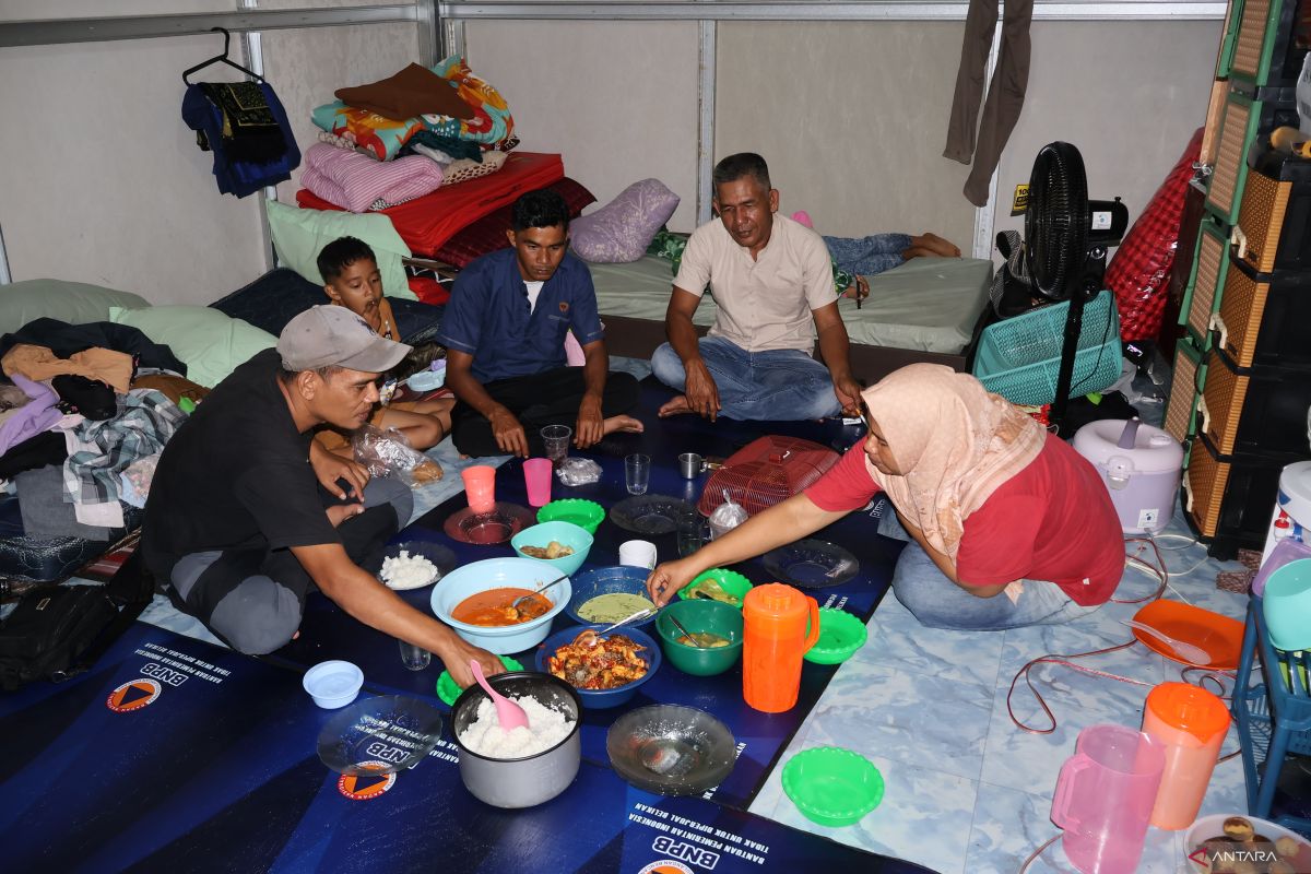 Dua sisi Ramadhan di bawah atap Huntara