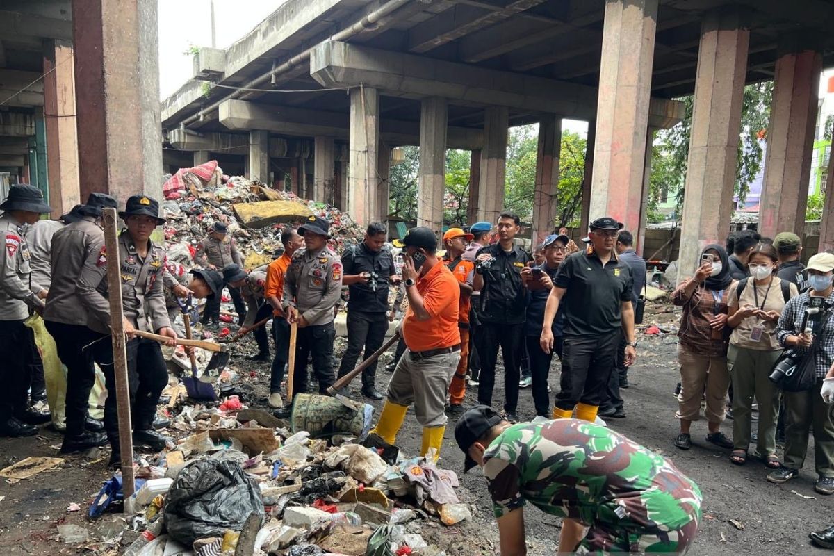 Tim gabungan angkut 286 meter kubik sampah di kolong tol Sungai Bambu