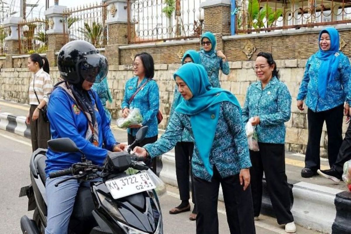 Jumat Berkah, PKK Barut bagikan 200 paket sayur dan telur kepada masyarakat