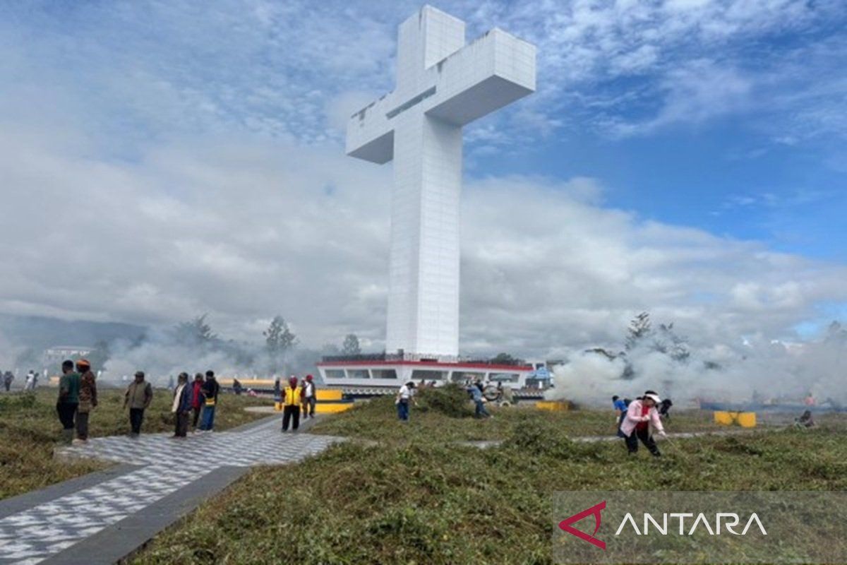 Pemkab Jayawijaya bersihkan Monumen Tugu Salib sebagai simbol daerah