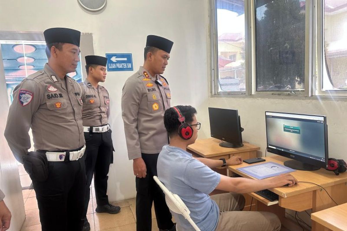 Polisi Muba layani warga pakai peci dan kerudung selama Ramadhan